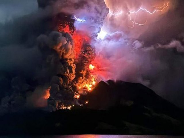 Vulco Monte Ruang entra em erupo na Indonsia