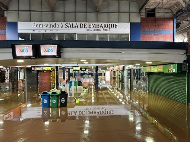 Rodoviria de Porto Alegre  invadida pela gua do Guaba e lojas so fechadas