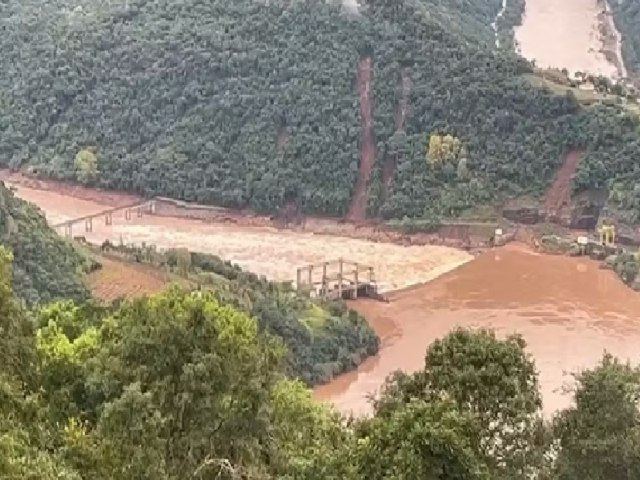 Temporais no RS: sete cidades entram em alerta e comunidades so evacuadas aps barragem romper parcialmente