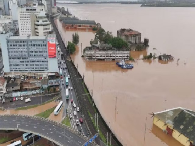 Comporta do sistema de proteo contra cheias em Porto Alegre se rompe com fora das guas