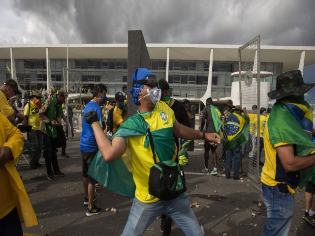 STF condena mais 10 pessoas pelos atos antidemocrticos de 8 de janeiro