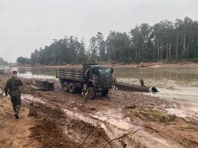 Exrcito instala passarela para pedestres entre Candelria e Santa Cruz do Sul