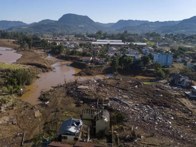 Trocar o centro de lugar, deslocar bairros e erguer barreiras: o que planejam trs cidades atingidas pela enchente no RS