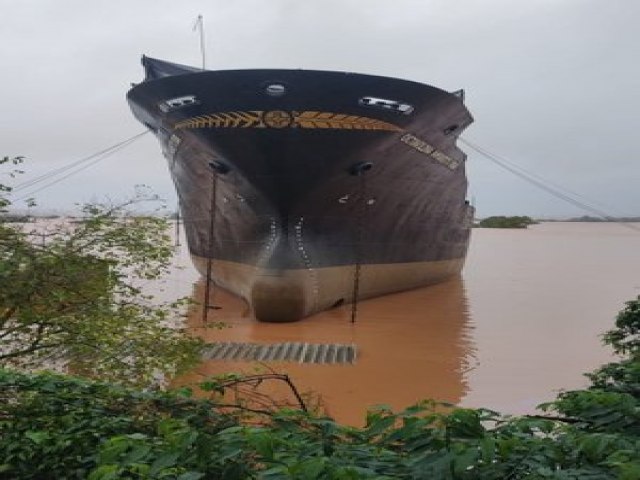 Erguido pela gua, navio fica em cima do escritrio de estaleiro em Taquari