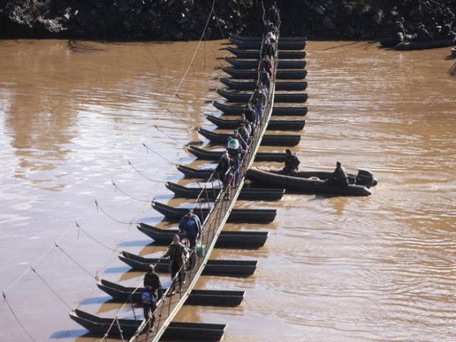 Exrcito traz novas pontes flutuantes para substituir as que foram levadas por enxurradas