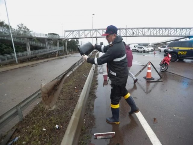 H 25 dias com ruas inundadas, moradores do Humait, Vila Farrapos e Anchieta bloqueiam a freeway e a BR-116