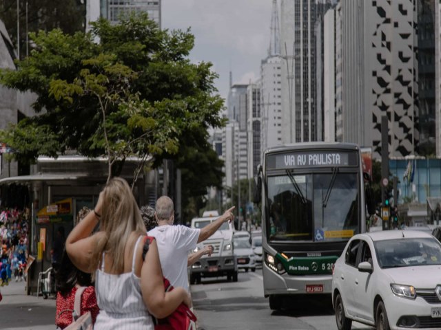 Populao ocupada cresce e atinge 100,804 milhes no trimestre at abril, aponta IBGE