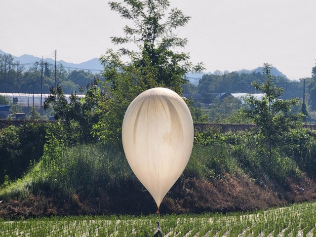 Coreia do Norte lana mais 350 bales com lixo sobre Coreia do Sul