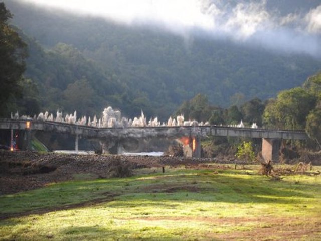 Ponte na BR-116 entre Nova Petrpolis e Caxias  implodida