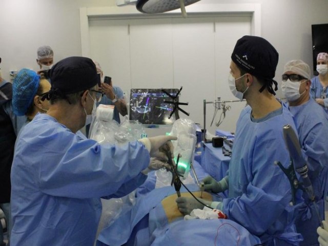 Ortopedistas gachos realizam cirurgia robtica de coluna vertebral inovadora em Porto Alegre