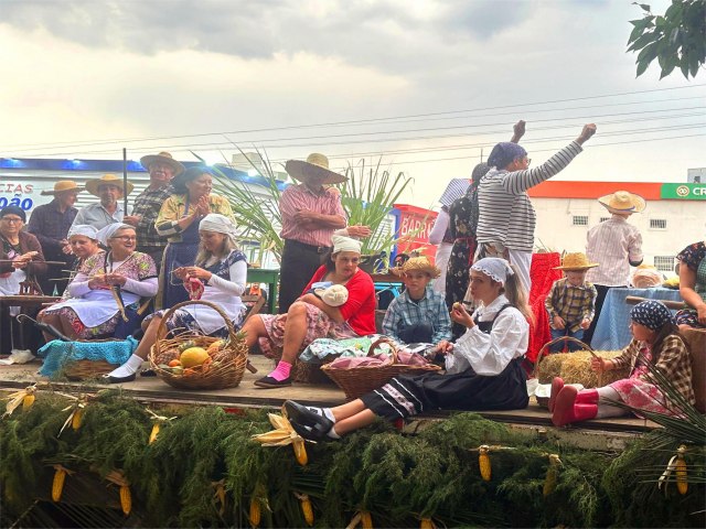 Cresol Raiz celebra Dia do Colono e Motorista com terceira edio de festa Festejos ocorreram em Frederico Westphalen e programao contou com tradicional desfile temtico