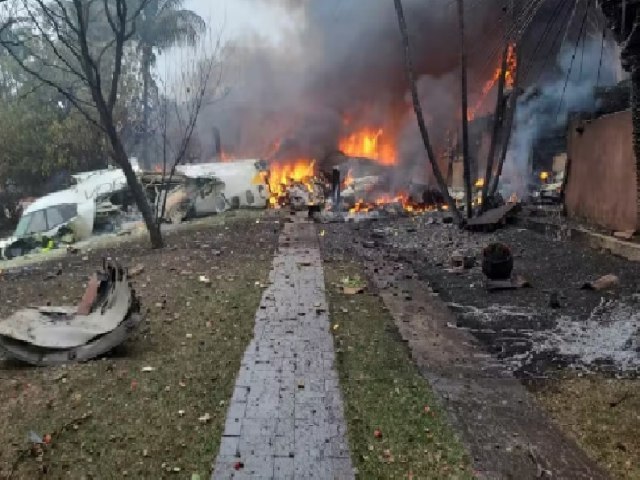 Avio com 62 pessoas a bordo cai em Vinhedo, no interior de SP