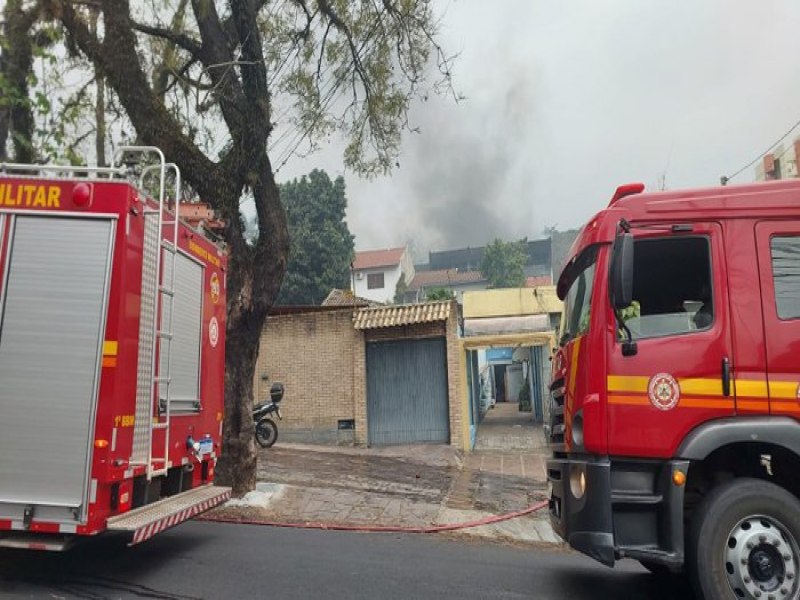 Incndio atinge depsito de autopeas no bairro Glria, em Porto Alegre