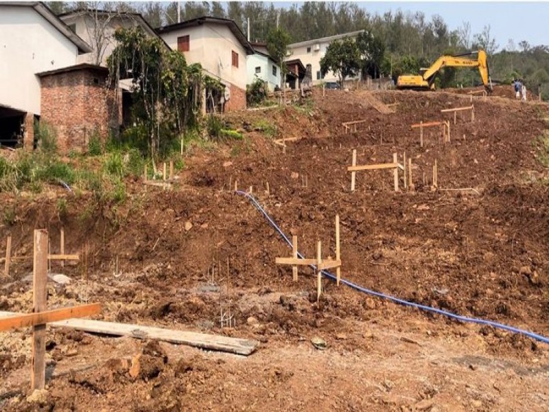 Um ano aps enchente de setembro, comeam a ser construdas as primeiras casas para famlias atingidas em Muum 