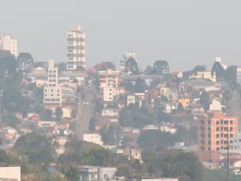 Fumaa de queimadas afeta qualidade do ar, sade e paisagens no RS, material pode alterar cor da chuva