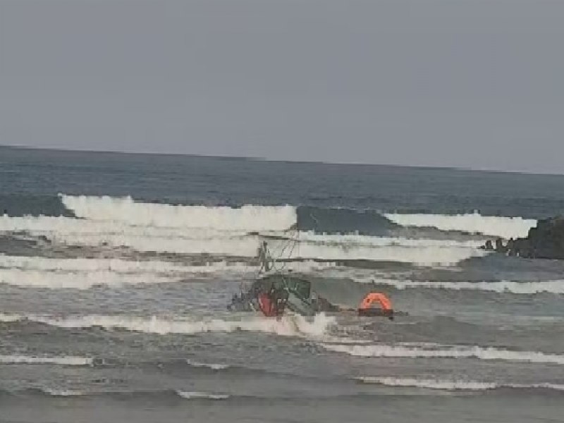 Embarcao com 8 tripulantes naufraga e 1 desaparece no mar de SC