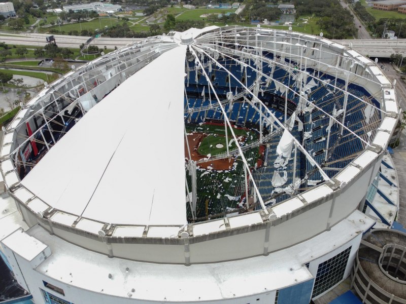 Furaco Milton destri telhado de estdio de beisebol na Flrida; veja imagens