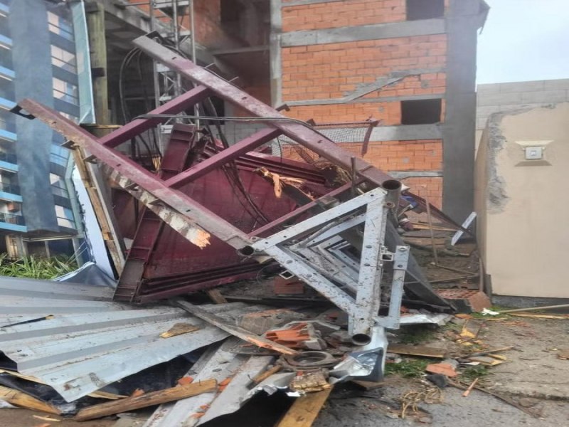 Elevador de prdio em construo desaba e deixa trs mortos no sul de Santa Catarina