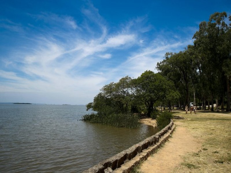 Mutiro recolher resduos da orla do Guaba na zona sul de Porto Alegre