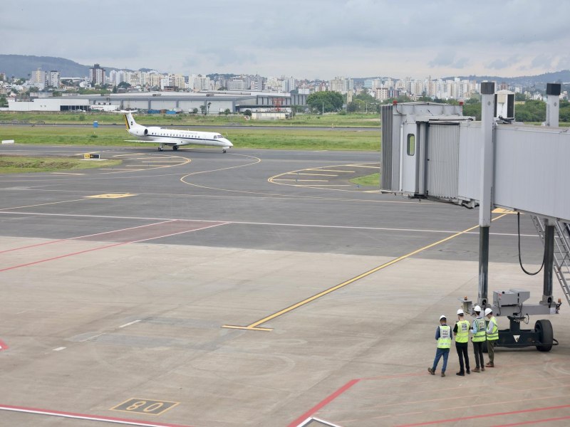 Aps mais de cinco meses, aeroporto Salgado Filho volta a receber pouso de um avio