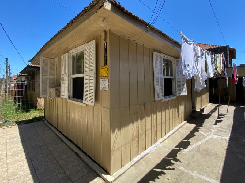 Mutiro realiza pintura de casas atingidas pela enchente no bairro Humait, em Porto Alegre