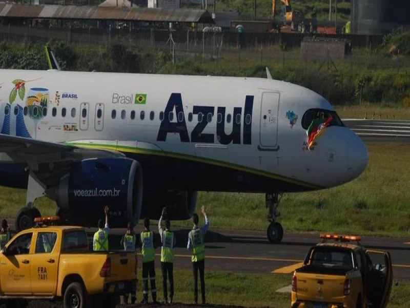 Aeroporto Salgado Filho em Porto Alegre recebe primeiro voo comercial aps a enchente