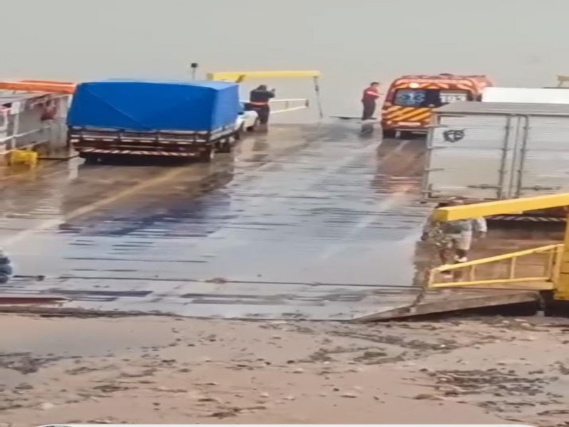 Carro ca da balsa em Itapiranga