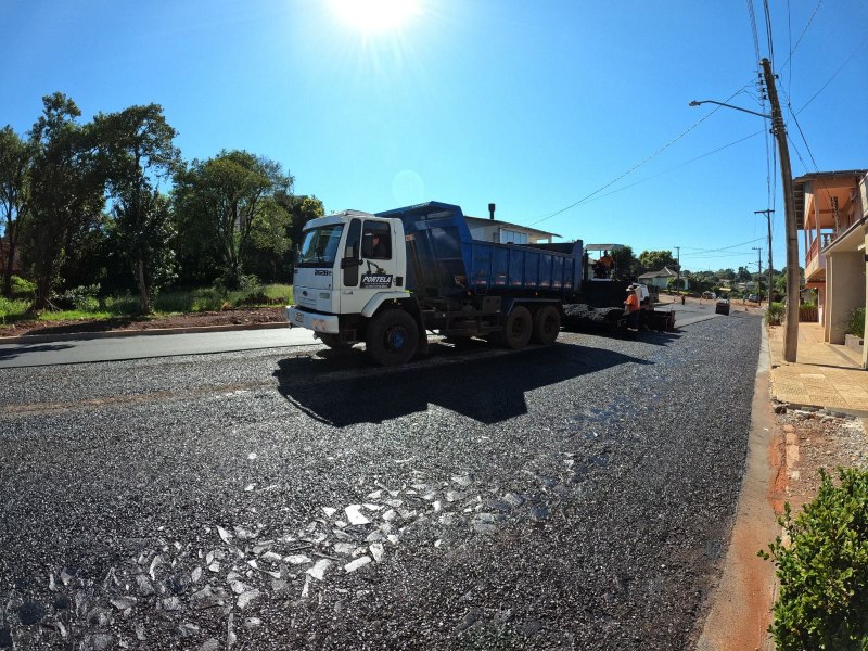 ACELERA PORTELA: RUA URUGUAI E PIRACICABA RECEBEM PRIMEIRA CAMADA DE ASFALTO