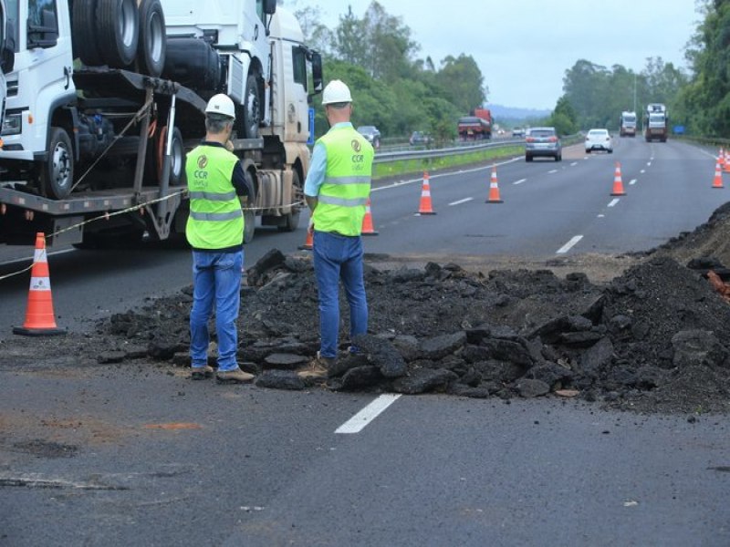 Buraco na freeway tem cinco metros de profundidade