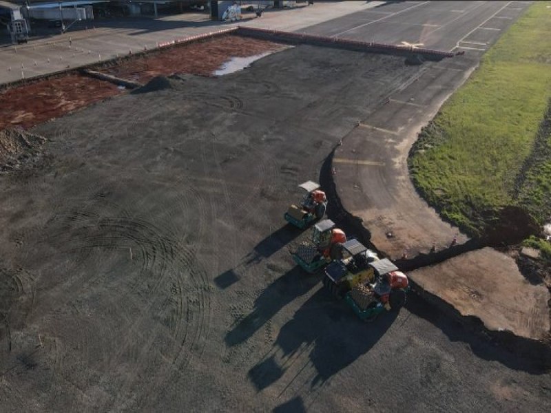 Pista do Aeroporto de Porto Alegre recebe ltima camada de asfalto