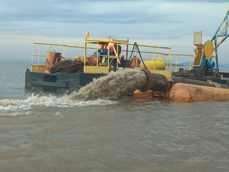 Comea dragagem da hidrovia onde navios estavam encalhando