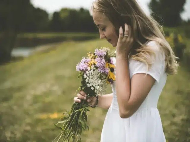 Sempre fica um pouco de perfume nas mos que ofertam flores.