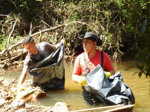 Parques de Campos do Jordo Promovem Limpeza da Margem de Rio e Implantao de Ecobarreiras