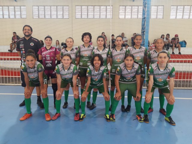 Time feminino de futsal de Pinda disputa amistosos em casa