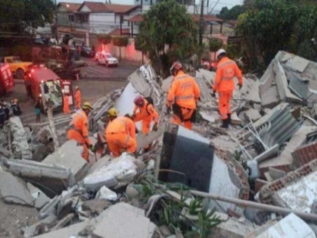 Prdio cai sobre casa em Belo Horizonte; uma pessoa morreu