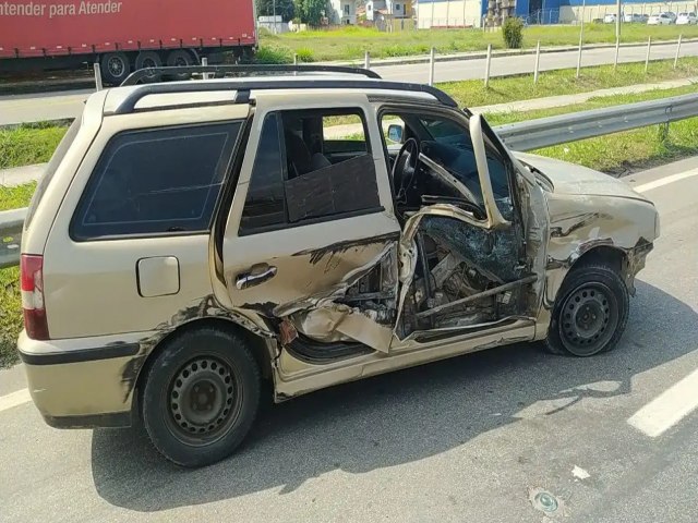 Ocupantes de carro vo embora e abandonam veculo aps acidente na Via Dutra 