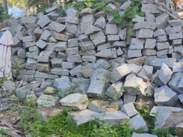 Polcia Ambiental constata suposto corte de pedra com aparente uso de explosivos em Paraty