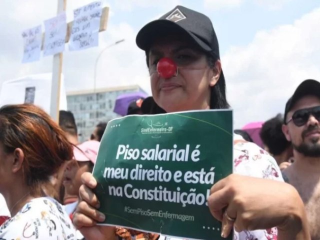 Enfermeiros protestam contra suspenso do piso salarial em frente ao Congresso