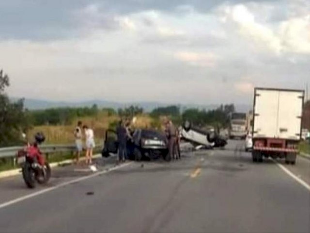 Lorena: passageiro morre e motorista sofre ferimentos graves durante coliso frontal na BR-459