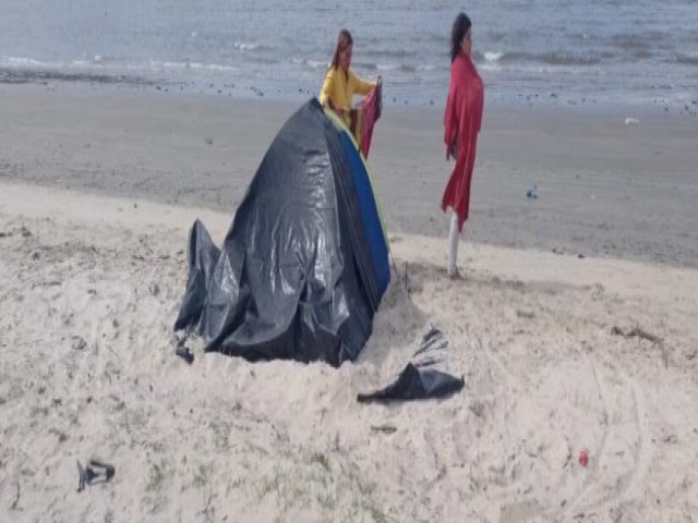 Polcia e Prefeitura de Caragu desmontam barracas irregulares na praia do Centro