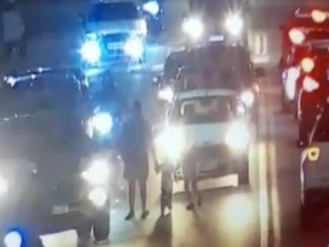 Motorista embriagado  preso aps abandonar veculo e andar no meio da pista com duas crianas em So Sebastio 