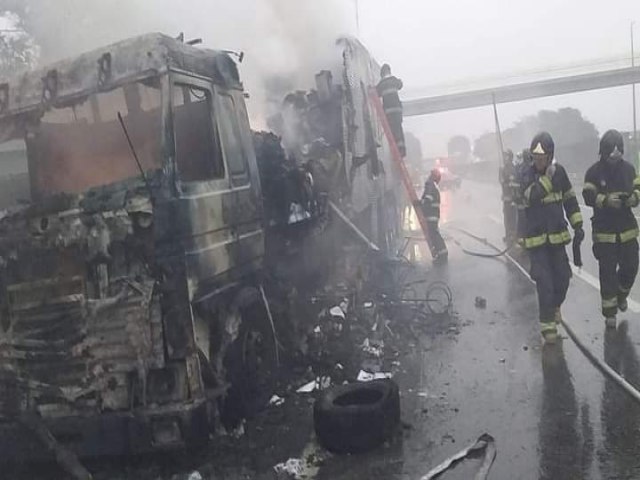 Carreta pega fogo na manh desta quarta-feira na Dutra