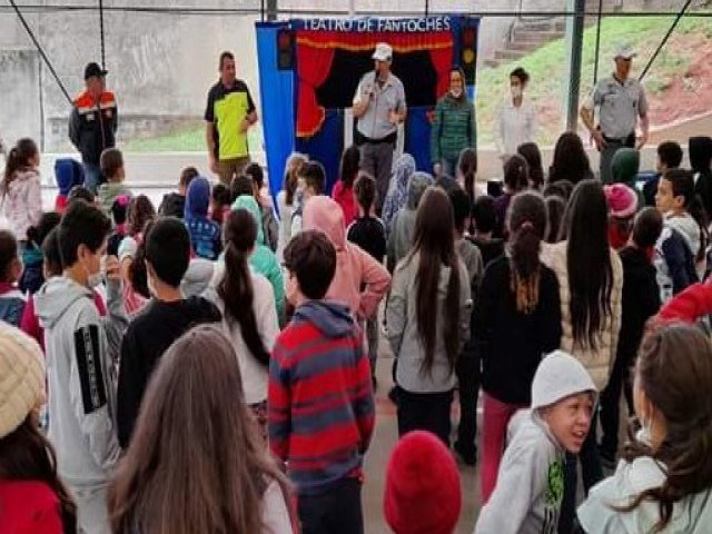 Escolas de Campos do Jordo recebem Teatro de Fantoches Educando para o Trnsito de Maneira Divertida