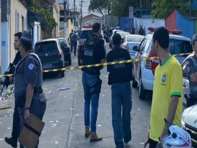 Criminosos atiram em policiais em frente a escola em SP