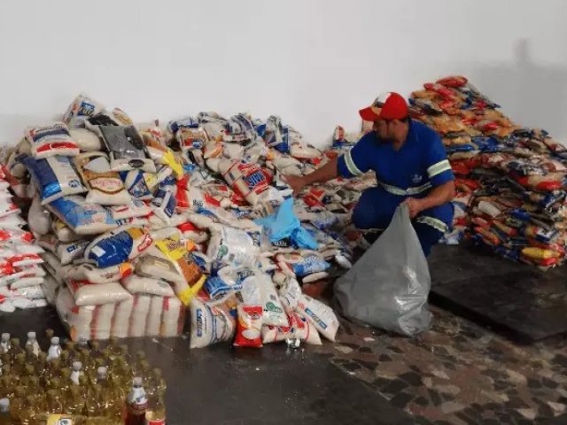 Doao de alimentos durante a Novena da Padroeira ajuda entidades sociais da regio