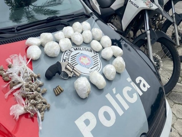 PM prende homem com 2 mil pinos de cocana, maconha, arma e munies em Caraguatatuba