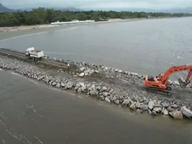 Obras de enrocamento do rio Juqueriquer prosseguem em Caraguatatuba