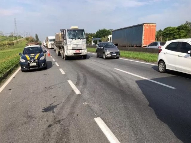 Ciclista morre aps ser atingido por caminho na Rodovia Presidente Dutra, em Caapava