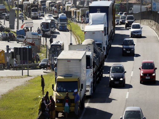 Caminhoneiros e taxistas recebem auxlio antecipado nesta tera-feira