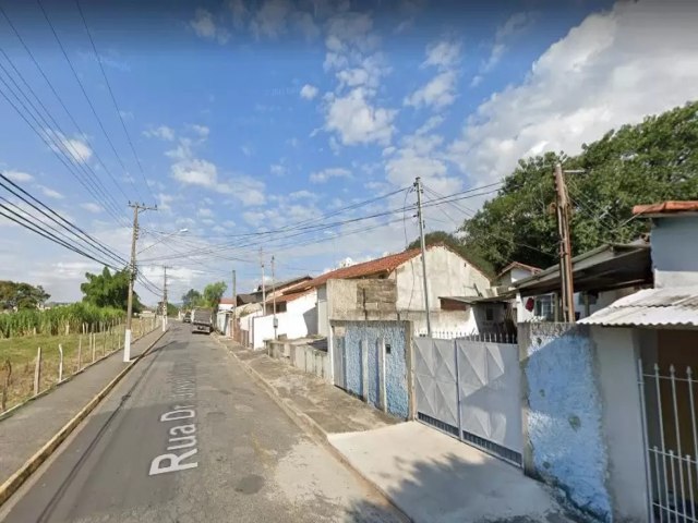 Homem tenta espiar enteada pela fechadura,  flagrado pela companheira e tenta mat-la em Pindamonhangaba